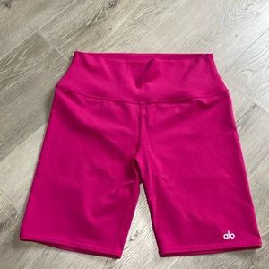 Alo Yoga 7” high waist biker shorts in magenta crush size large